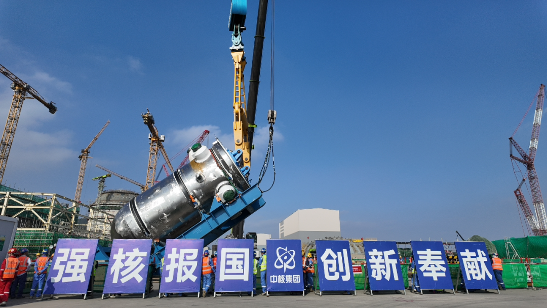 中核五公司承建的三門核電4號機(jī)組核島反應(yīng)堆壓力容器吊裝就位