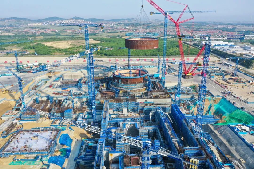 石島灣核電擴(kuò)建一期工程1號(hào)機(jī)組反應(yīng)堆鋼襯里模塊五就位